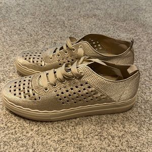 9 1/2 bone beige Vince camuto sneakers